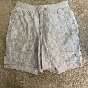 Lululemon License-to-Train 7” linerless Mens medium workout shorts (white/tan)